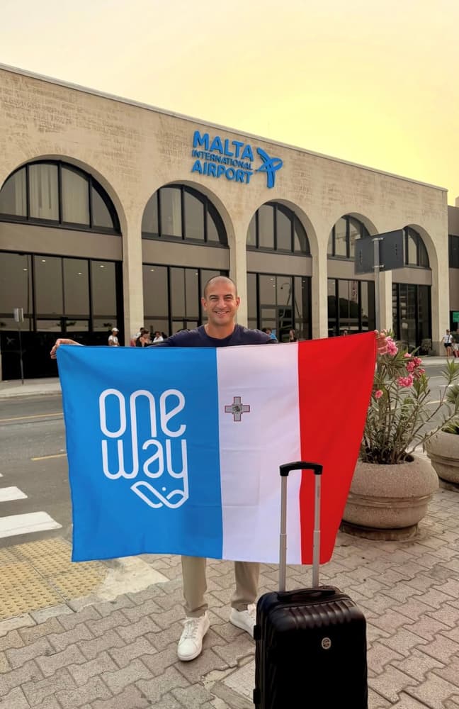 Estudante chegando em Malta com a bandeira da One Way