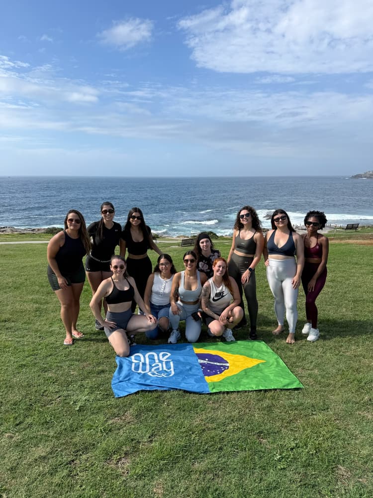 Estudantes da comunidade One Way na praia, na Austrália