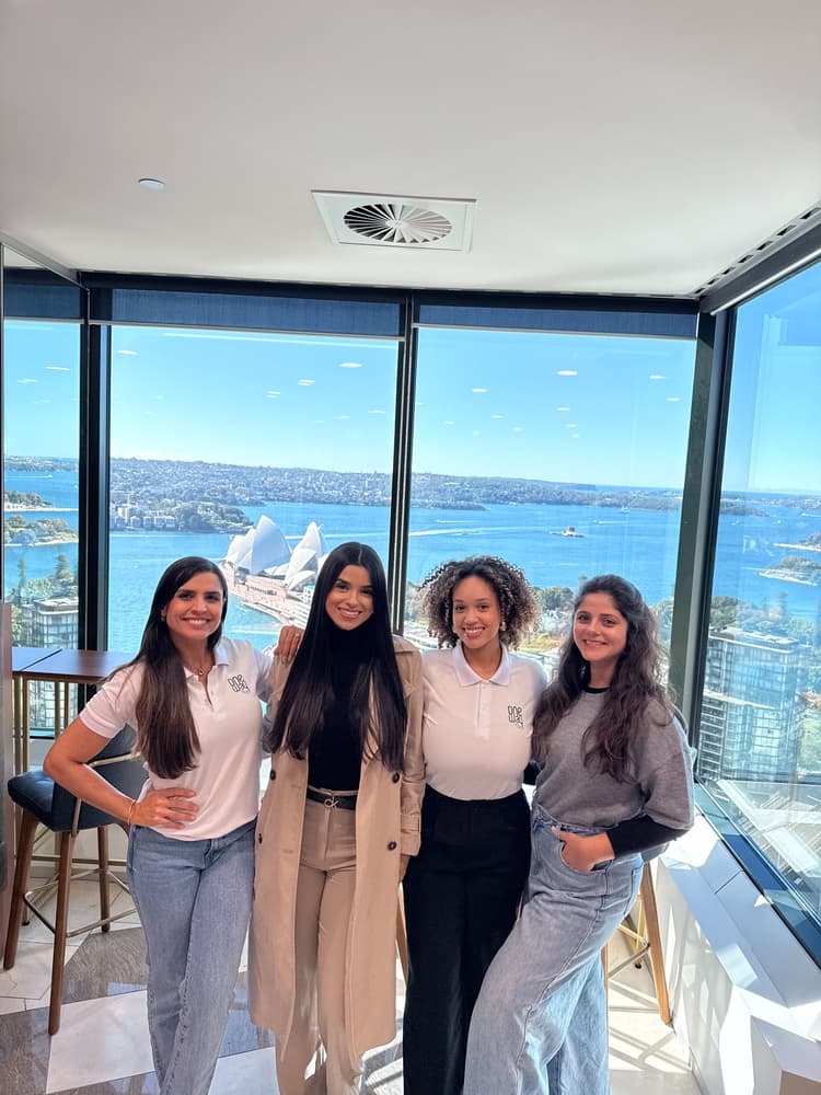 Equipe da One Way em escritório na Austrália