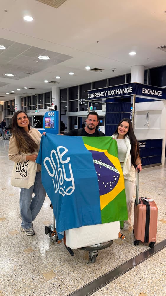 Estudante da One Way embarcando com a bandeira do Brasil
